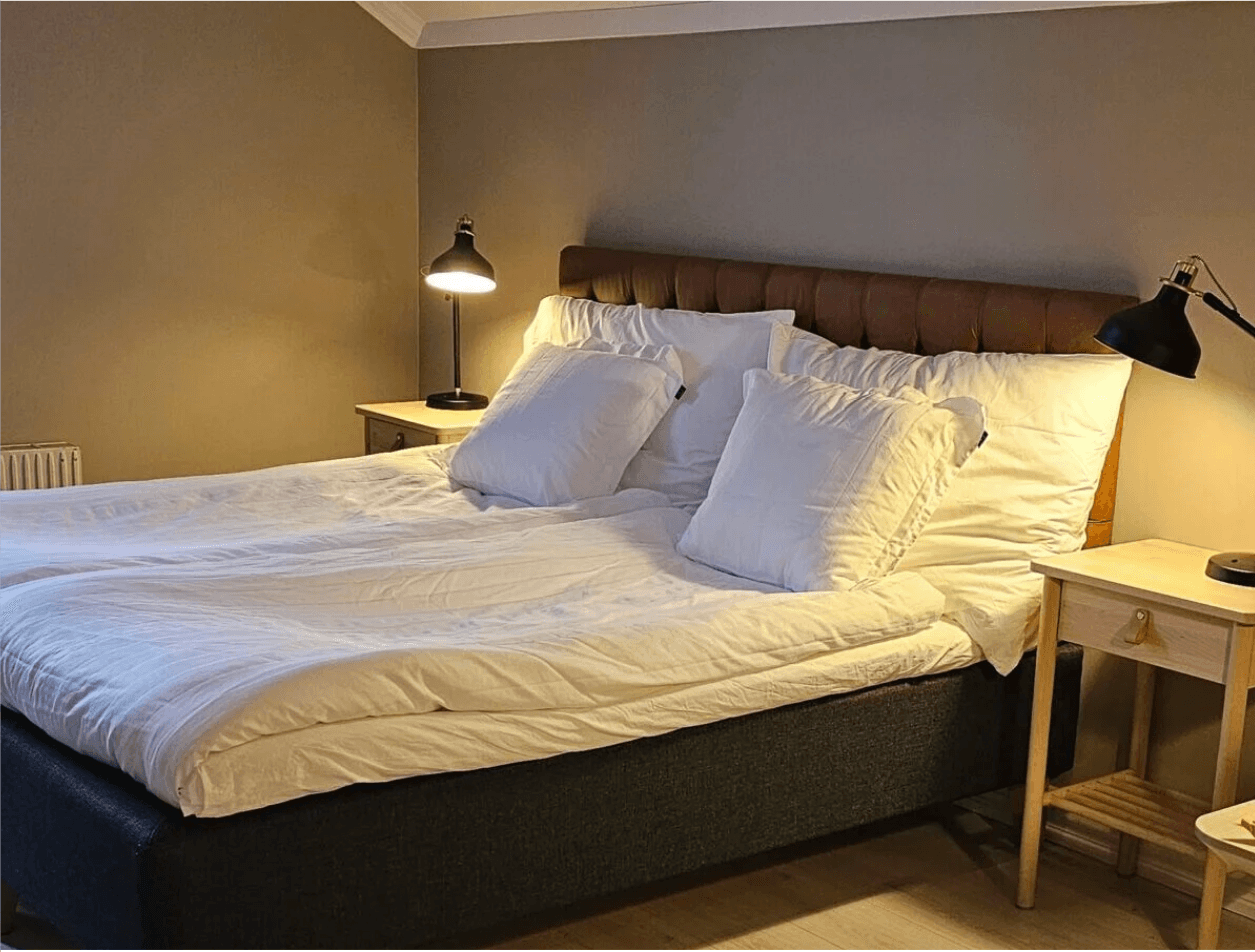 Rymlig interiör av Norrkällan hotellrum